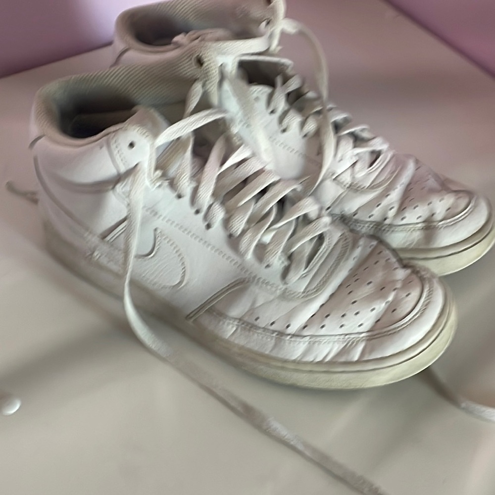 white nike shoes